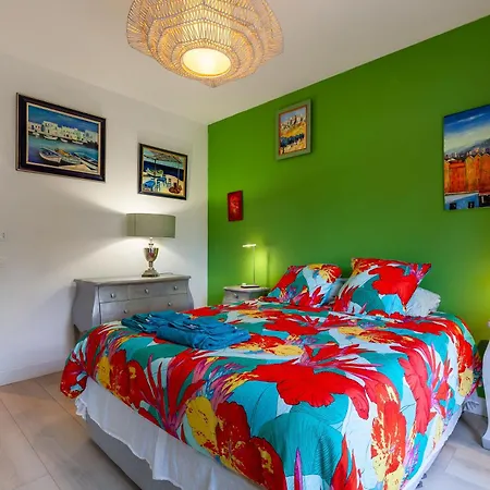 Bas De Piscine 150m De La וילה