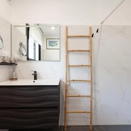 Bas De Piscine 150m De La וילה