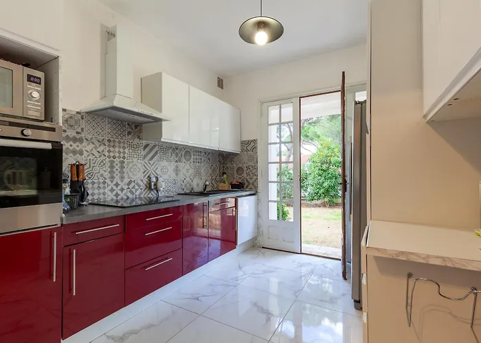 Villa Bas De Piscine 150m De La